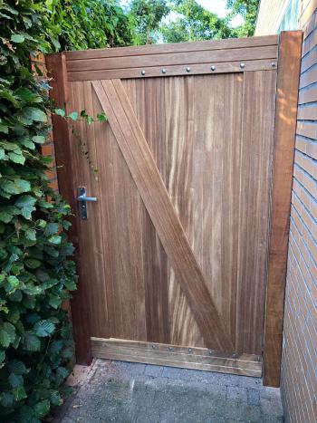 Hard houten poort 